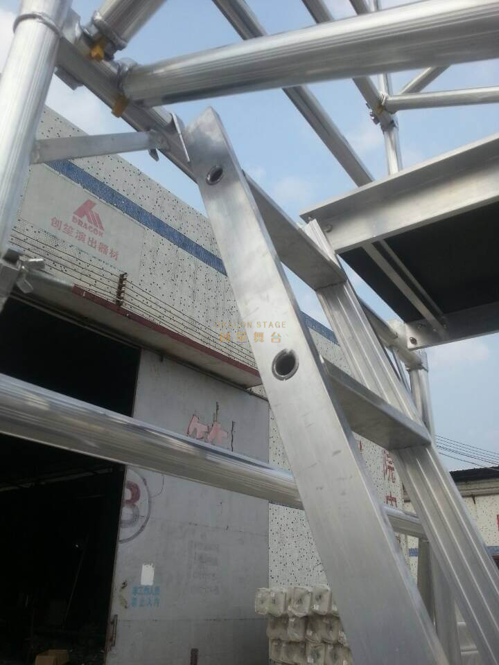 建筑手机双脚脚手架与45度梯子